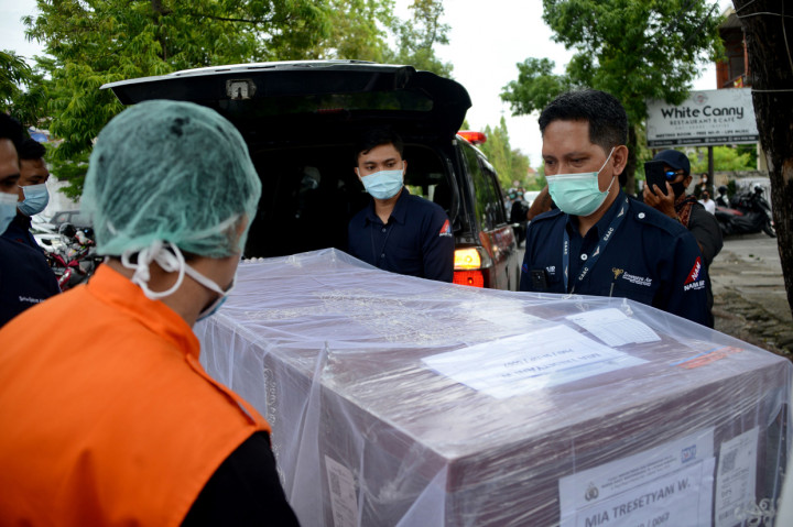 Jenasah Mia dibawa dari Bandara Ngurah Rai oleh ambulan dengan pengawalan mobil kepolisian.