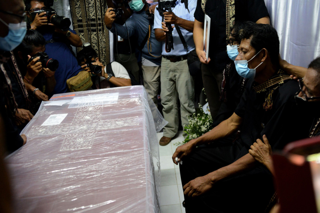 Peti berisi jasad pramugari 23 tahun itu tiba di rumah duka, Rabu sore. 