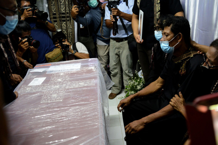 Peti berisi jasad pramugari 23 tahun itu tiba di rumah duka, Rabu sore. 