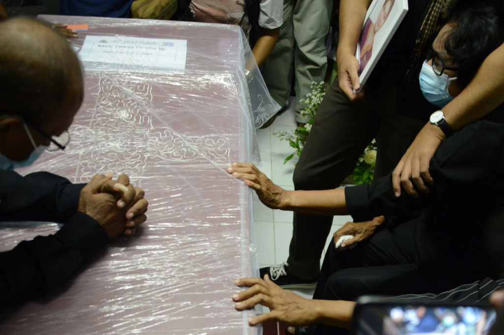 Tangis dari keluarga dan jemaat gereja pecah begitu peti jenasah dibawa masuk ke rumah duka. 
