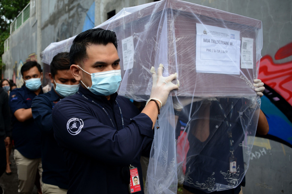 Begitu tiba di Jalan Tirta Gangga, peti jenasah lalu diusung oleh kru Sriwijaya menuju rumah duka.