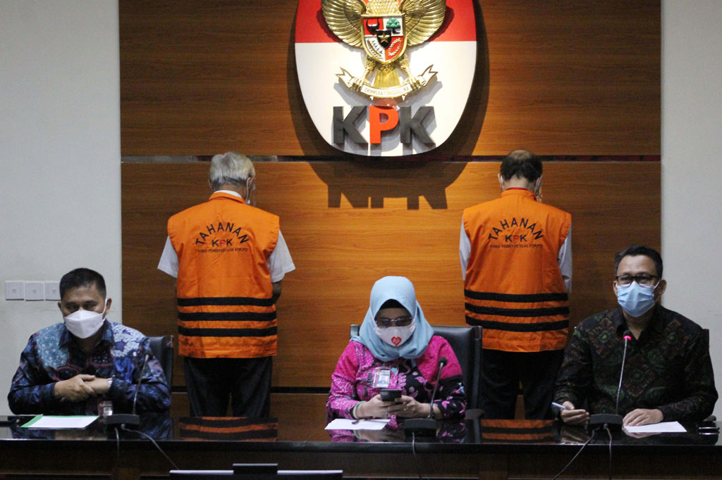 Kepala Pusat Pemanfaatan Teknologi Dirgantara (Kapusfatekgan) pada Lembaga Penerbangan dan Antariksa Nasional (LAPAN) Tahun 2013-2015 Muchamad Muchlis (kedua dari kiri) dan Kepala Badan Informasi Geospasial
tahun 2014-2016 Priyadi Kardono (kedua dari kanan) dikawal petugas Komisi Pemberantasan Korupsi (KPK) saat jumpa pers penetapan sebagai tersangka di Gedung Merah Putih KPK, Jakarta, Rabu, 20 Januari 2021.