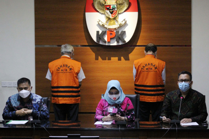 Kepala Pusat Pemanfaatan Teknologi Dirgantara (Kapusfatekgan) pada Lembaga Penerbangan dan Antariksa Nasional (LAPAN) Tahun 2013-2015 Muchamad Muchlis (kedua dari kiri) dan Kepala Badan Informasi Geospasial
tahun 2014-2016 Priyadi Kardono (kedua dari kanan) dikawal petugas Komisi Pemberantasan Korupsi (KPK) saat jumpa pers penetapan sebagai tersangka di Gedung Merah Putih KPK, Jakarta, Rabu, 20 Januari 2021.