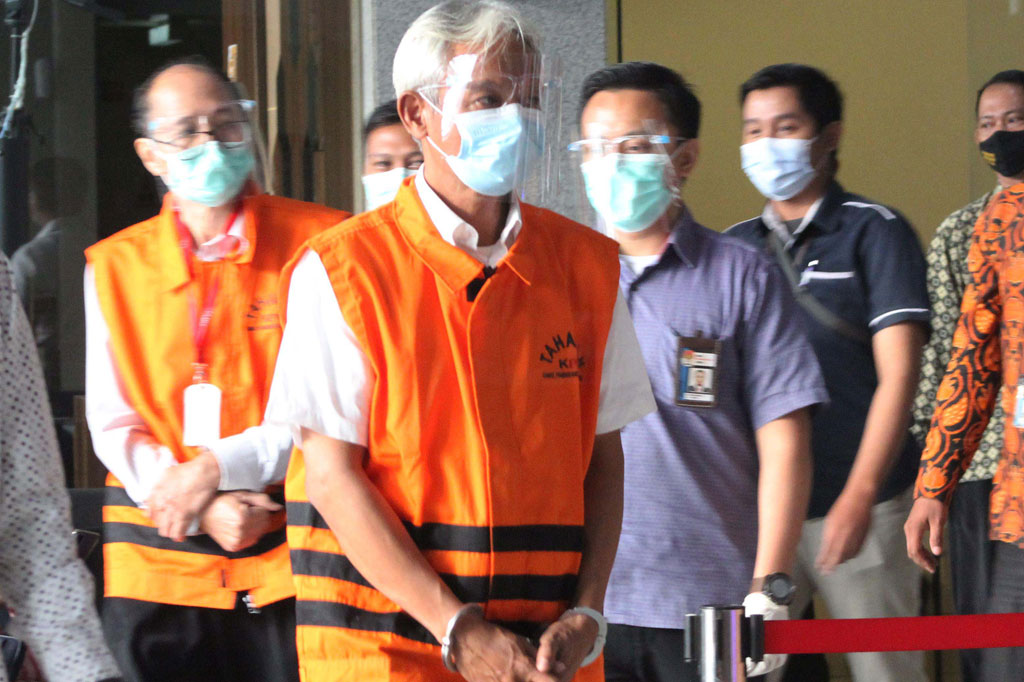 Dua tersangka tersebut disangkakan melanggar Pasal 2 ayat (1) atau Pasal 3 Undang Undang Nomor 31 Tahun 1999 sebagaimana telah diubah dengan Undang Undang Nomor 20 Tahun 2001 tentang Pemberantasan Tindak Pidana Korupsi juncto Pasal 55 ayat (1) ke-1 KUHP.