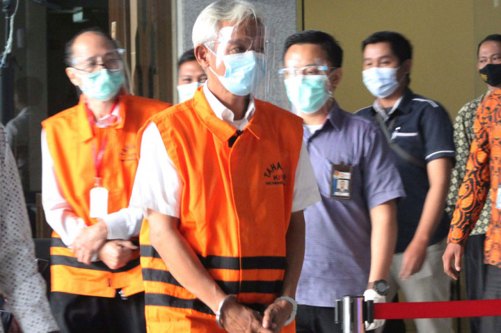 Dua tersangka tersebut disangkakan melanggar Pasal 2 ayat (1) atau Pasal 3 Undang Undang Nomor 31 Tahun 1999 sebagaimana telah diubah dengan Undang Undang Nomor 20 Tahun 2001 tentang Pemberantasan Tindak Pidana Korupsi juncto Pasal 55 ayat (1) ke-1 KUHP.