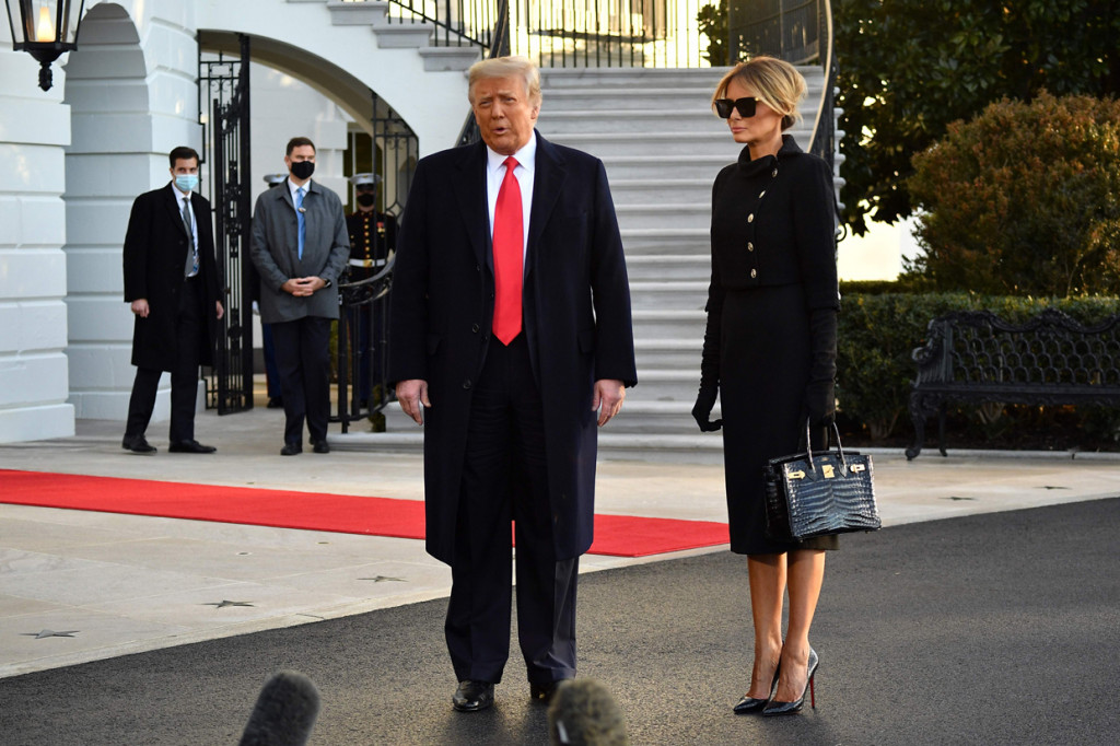Trump dengan didampingi Ibu Negara AS, Melania, keluar dari Gedung Putih pada Rabu, 20 Januari 2021, pagi, sekitar pukul 08.15 waktu setempat. 