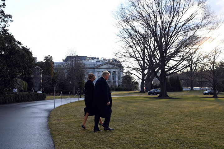Keduanya berjalan beriringan masuk ke dalam Marine One yang sudah menunggu mereka di South Lawn Gedung Putih.
