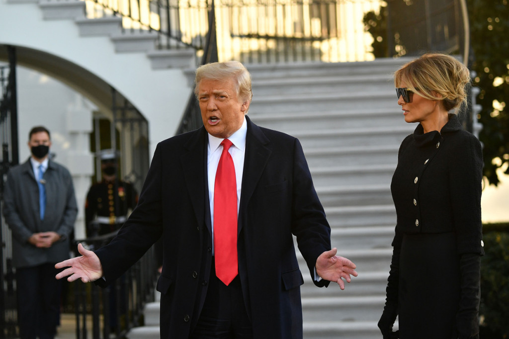 Trump dan Melania sempat menyapa wartawan dan staf yang menanti mereka di dekat South Lawn Gedung Putih.