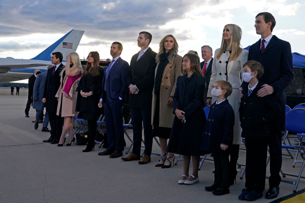 Marine One akan membawa Trump dan Melania ke pangkalan militer Joint Base Andrews, Maryland, di mana Trump dijadwalkan akan berpidato dan menjalani seremoni perpisahan bergaya militer.