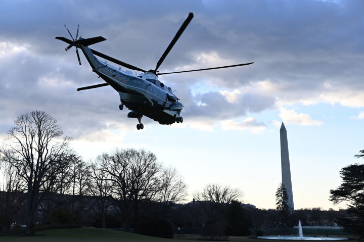 Dari Joint Base Andrews, Trump dan Melania akan melanjutkan penerbangan ke Palm Beach, Florida, dengan pesawat kepresidenan AS, Air Force One. Ini akan menjadi momen terakhir Trump terbang dengan pesawat kepresidenan AS.
