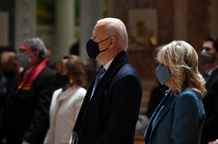 Biden dan istri Jill Biden menghadiri kebaktian di Katedral St Matthew the Apostle, Washington DC.