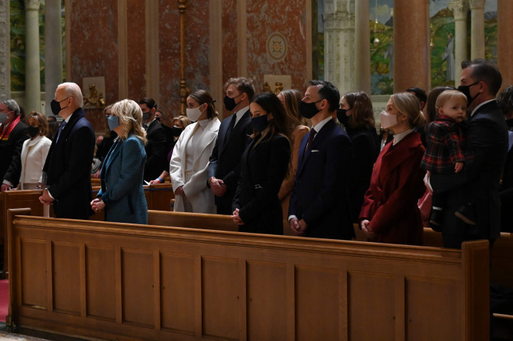 Terlihat pula pasangan pemimpin kelompok bipartisan di Kongres, yakni masing-masing pemimpin dari Partai Demokrat dan Republik di Senat dan Dewan Perwakilan Rakyat (DPR), ke gereja. 