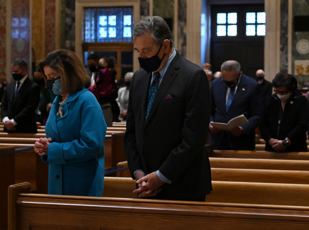Mereka adalah Pemimpin Mayoritas Senat Partai Republik Mitch McConnell dan mitranya dari Demokrat Chuck Schumer serta Ketua DPR dari Demokrat Nancy Pelosi dan pemimpin Partai Republik di DPR Kevin McCarthy.