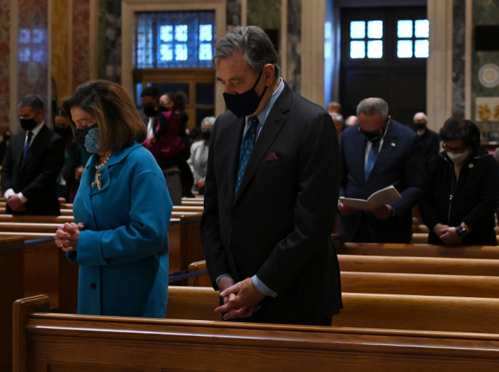 Mereka adalah Pemimpin Mayoritas Senat Partai Republik Mitch McConnell dan mitranya dari Demokrat Chuck Schumer serta Ketua DPR dari Demokrat Nancy Pelosi dan pemimpin Partai Republik di DPR Kevin McCarthy.