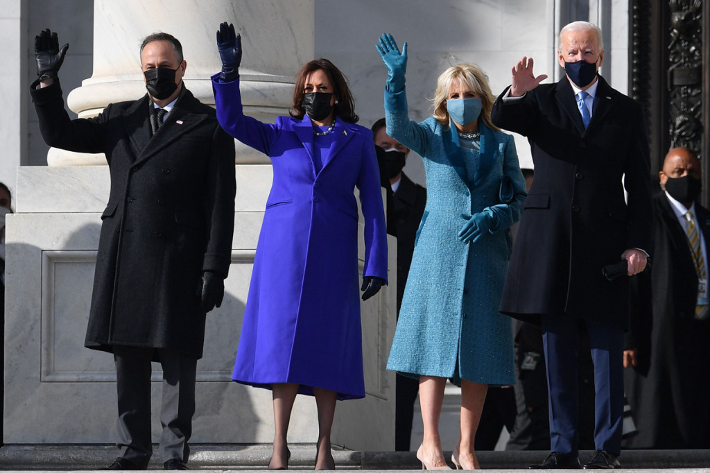 Biden tampak memakai setelan jas biru tua lengkap dengan maskernya. Sedangkan istrinya, Jill Biden, memakai mantel warna tosca.  Kamala tampak memakai mantel berwarna ungu, sedangkan suaminya dengan setelan jas hitam. Keduanya juga kompak memakai masker.