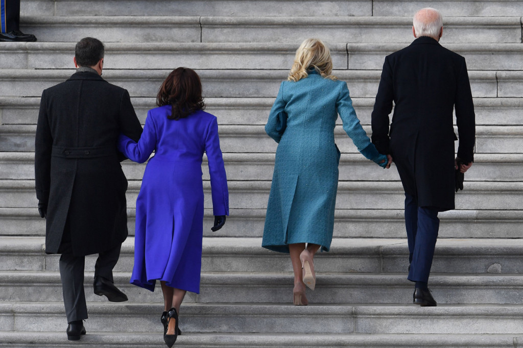 Biden dan Harris bersama pasangannya juga sempat menyapa sejumlah pendukung yang telah menunggu di luar gedung, sebelum akhirnya memasuki gedung. 