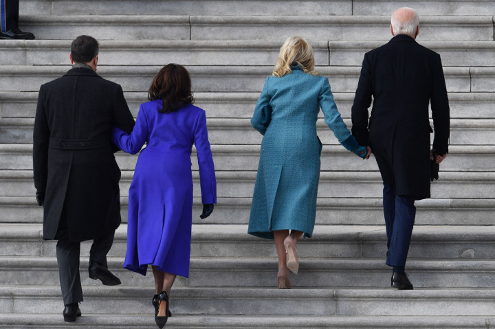 Biden dan Harris bersama pasangannya juga sempat menyapa sejumlah pendukung yang telah menunggu di luar gedung, sebelum akhirnya memasuki gedung. 