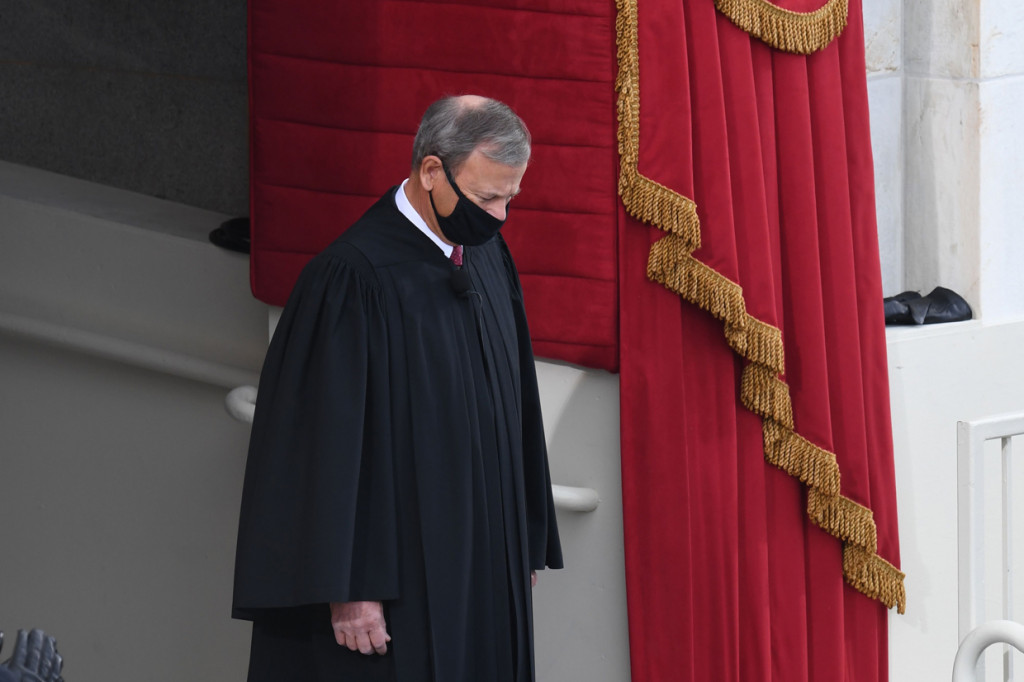 Biden disumpah oleh Hakim Mahkamah Agung John Roberts. AFP Photo/Oliver Douliery