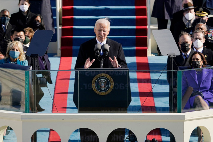  Presiden ke-46 Amerika Serikat (AS) Joe Biden yang resmi dilantik pada Kamis, 21 Januari 2021 dini hari WIB, bersumpah untuk mengakhiri 'perang tak beradab' di negaranya yang terpecah belah dan terguncang oleh ekonomi yang terpuruk dan pandemi virus korona yang telah menewaskan lebih dari 400 ribu warganya.