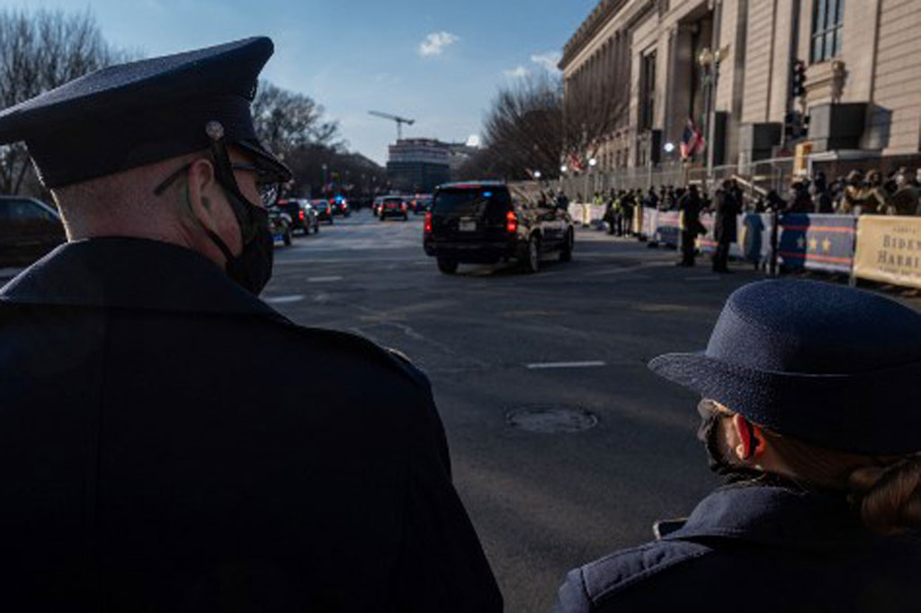 Presiden AS Joe Biden tiba di Gedung Putih pada Kamis, 21 Januari 2021 WIB, berjalan di blok terakhir bersama anggota keluarganya melalui jalan-jalan yang sangat kosong karena pandemi virus korona. Di bawah pengamanan ketat, kelompok militer dan pengawalan sepeda motor polisi memimpin iring-iringan mobil presiden tiba di Gedung Putih di Pennsylvania Avenue.
