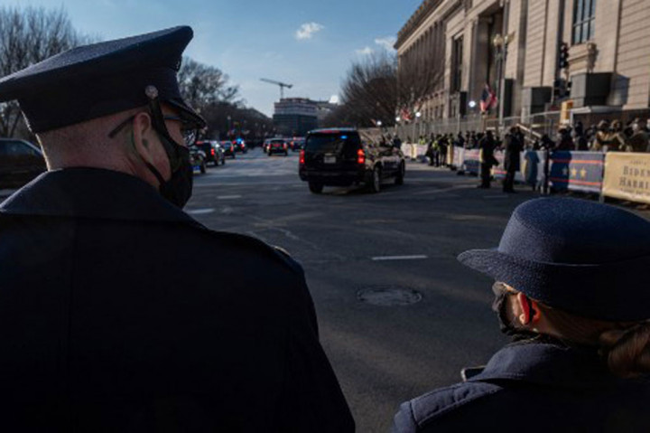 Presiden AS Joe Biden tiba di Gedung Putih pada Kamis, 21 Januari 2021 WIB, berjalan di blok terakhir bersama anggota keluarganya melalui jalan-jalan yang sangat kosong karena pandemi virus korona. Di bawah pengamanan ketat, kelompok militer dan pengawalan sepeda motor polisi memimpin iring-iringan mobil presiden tiba di Gedung Putih di Pennsylvania Avenue.
