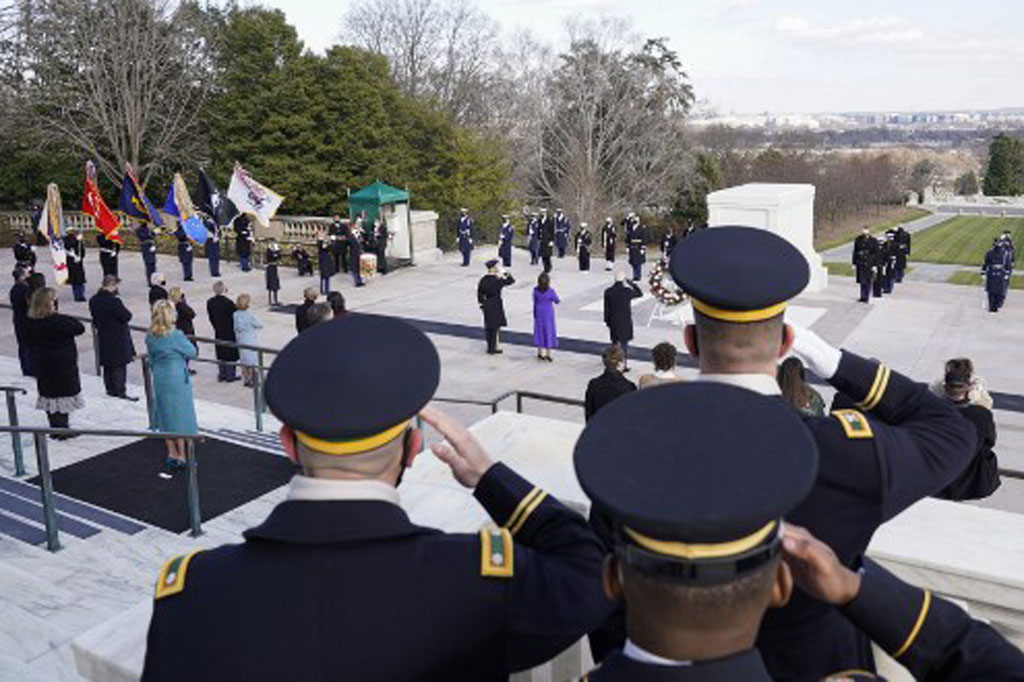 Biden yang berusia 78 tahun dilantik di Capitol sekitar empat jam sebelumnya, menyerukan 'persatuan' dalam pidato pelantikannya. Alih-alih langsung ke Gedung Putih, Biden dan Harris mengunjungi Pemakaman Nasional Arlington untuk memberikan penghormatan kepada para korban yang tewas dalam perang militer AS pada sebuah upacara yang dihadiri oleh mantan Presiden Bill Clinton, George W. Bush, dan Barack Obama. 