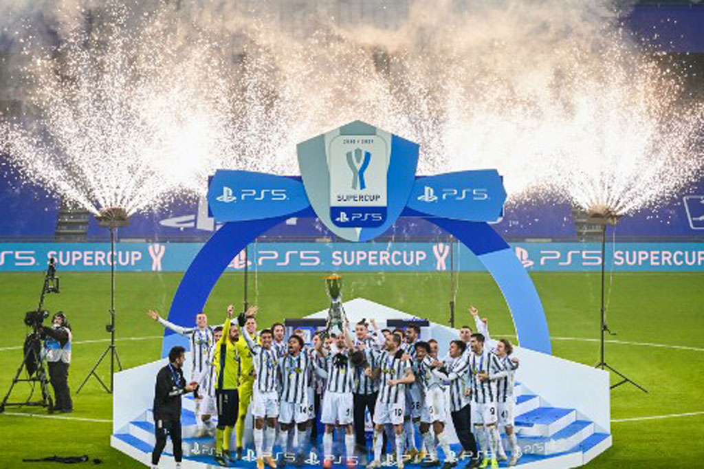 Para pemain Juventus meluapkan kegembiraan sembari mengangkat trofi Piala Super Italia yang baru saja mereka raih di Stadion Mapei, Sassuolo, Kamis, 21 Januari 2021 dini hari WIB.