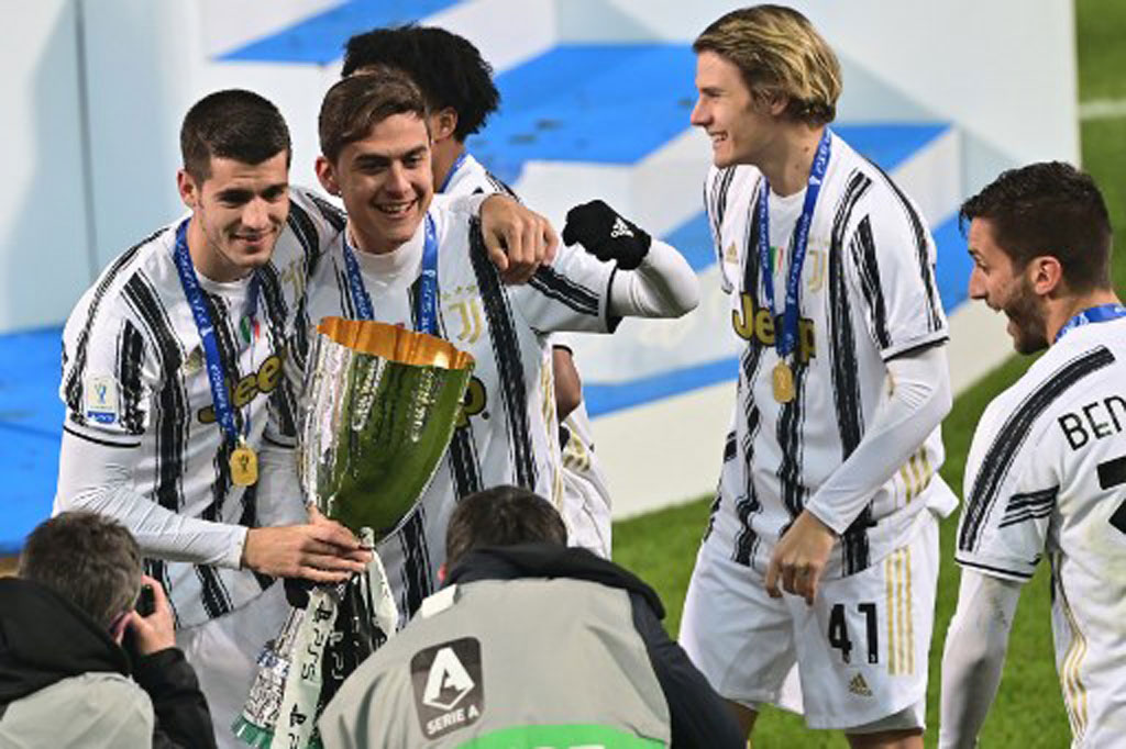 Selain merupakan pertandingan tradisional yang mempertemukan juara Liga Italia dan juara Piala Italia, secara kebetulan laga ini juga merupakan ulangan pertandingan final Piala Italia yang dimainkan Juni silam. Saat itu Napoli menang adu penalti atas Juve setelah bermain imbang tanpa gol.
