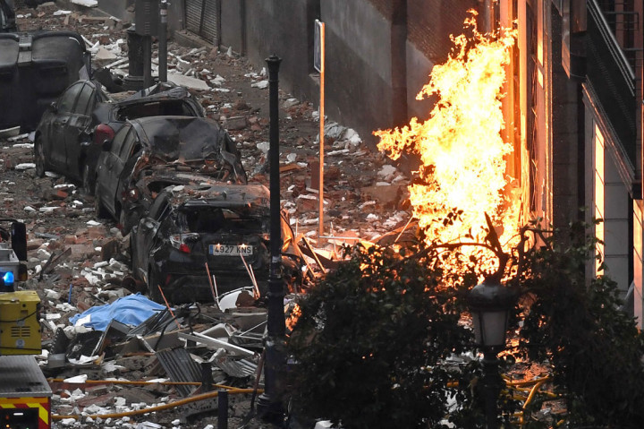 Api membubung tinggi, sementara mobil-mobil mengalami rusak parak setelah sebuah ledakan besar mengguncang sebuah gedung di Kota Madrid, Spanyol, Rabu, 20 Januari 2021 waktu setempat.