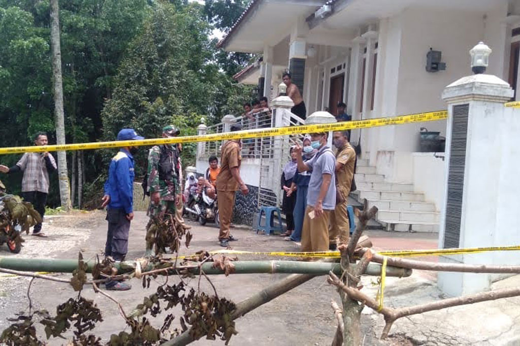 Hujan deras dan pergerakan tanah yang terjadi di Kabupaten Ciamis, Jawa Barat menyebabkan puluhan rumah di Dusun Sukamaju, Desa Talagasari, Kecamatan Kawali, rusak. Bencana tersebut membuat 50 keluarga atau 140 jiwa mengungsi ke lokasi yang lebih aman.