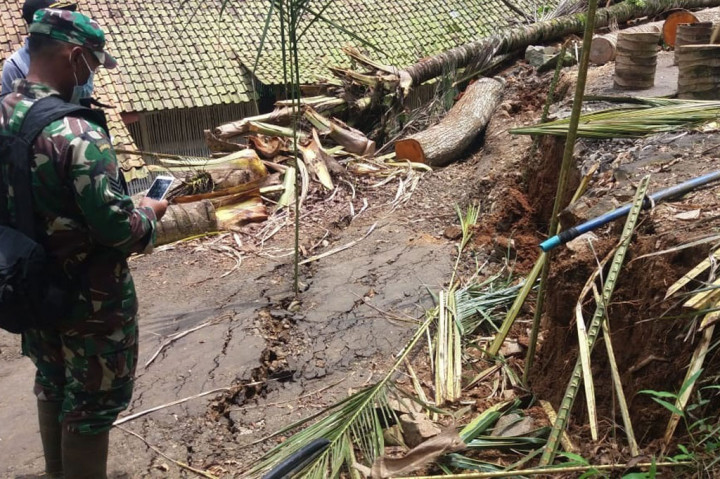 Kepala Bidang Kedaruratan dan Logistik pada Badan Penanggulangan Bencana Daerah (BPBD) Kabupaten Ciamis, Memet Hikmat mengatakan, hujan yang terjadi beberapa hari telah menyebabkan 25 unit rumah dan satu musala hingga jalan desa kondisinya mengalami kerusakan pada bagian dinding tembok dan tanah ambles. 