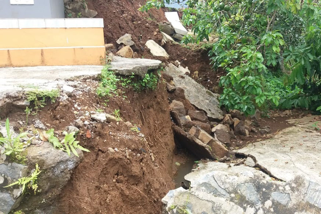 Ia mengatakan, pergerakan tanah juga terjadi di Dusun Cilimus, Desa Indragiri, Kecamatan Panawangan yang mengakibatkan 25 unit rumah mengalami kerusakan dan membuat 98 sudah mengungsi ke saudaranya.