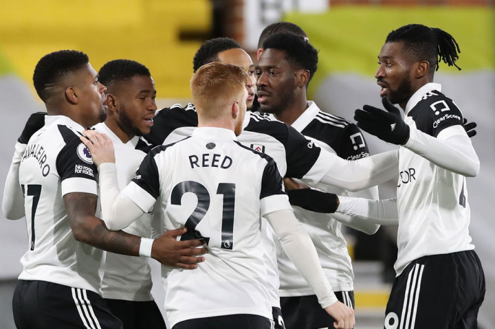 Fulham memulai laga dengan baik dan mampu membuka keunggulan hanya lima menit setelah sepak mula melalui gol Ademola Lookman. Menerima lemparan ke dalam dari Andre-Frank Anguissa, Lookman berhasil menjebol gawang David de Gea.