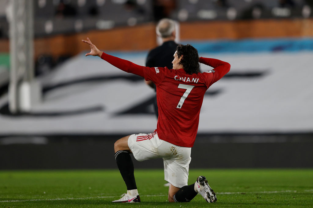 Edinson Cavani melakukan selebrasi dengan gaya khasnya usai mencetak gol penyama bagi timnya.