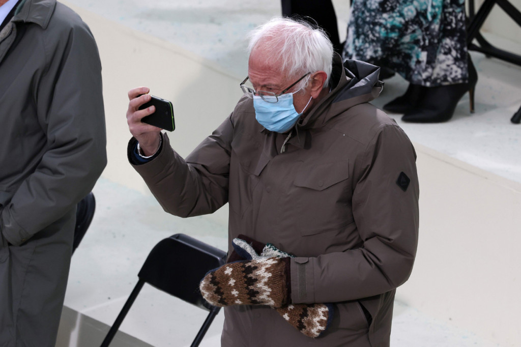 Senator Bernie Sanders mencuri perhatian dunia di upacara pelantikan atau inaugurasi Presiden AS pada Rabu, 20 Januari 2021. AFP Photo/Tasos Katopodis