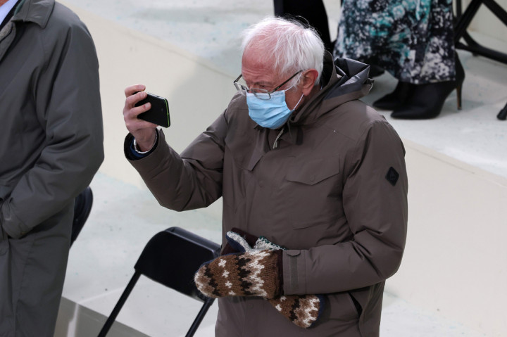 Senator Bernie Sanders mencuri perhatian dunia di upacara pelantikan atau inaugurasi Presiden AS pada Rabu, 20 Januari 2021. AFP Photo/Tasos Katopodis
