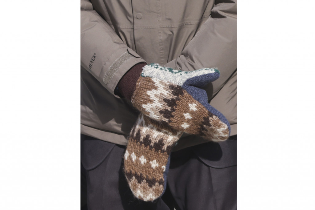 Namun, yang menjadi sorotan adalah sarung tangan atau mittens yang dikenakan Bernie dengan pola putih dan coklat. Sarung tangan itu tampak sederhana dan berbeda dengan banyak yang dikenakan oleh tamu acara tersebut. AFP Photo/Joathan Ernst