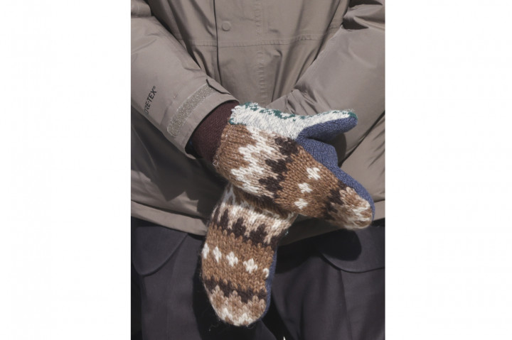 Namun, yang menjadi sorotan adalah sarung tangan atau mittens yang dikenakan Bernie dengan pola putih dan coklat. Sarung tangan itu tampak sederhana dan berbeda dengan banyak yang dikenakan oleh tamu acara tersebut. AFP Photo/Joathan Ernst