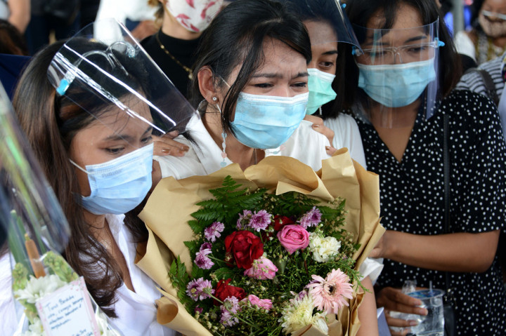 Isak tangis keluarga dan kerabat mengiringi pemakaman Mia Tresetyani Wadu pramugari korban kecelakaan pesawat Sriwijaya Air SJ-182 rute Jakarta-Pontianak.
