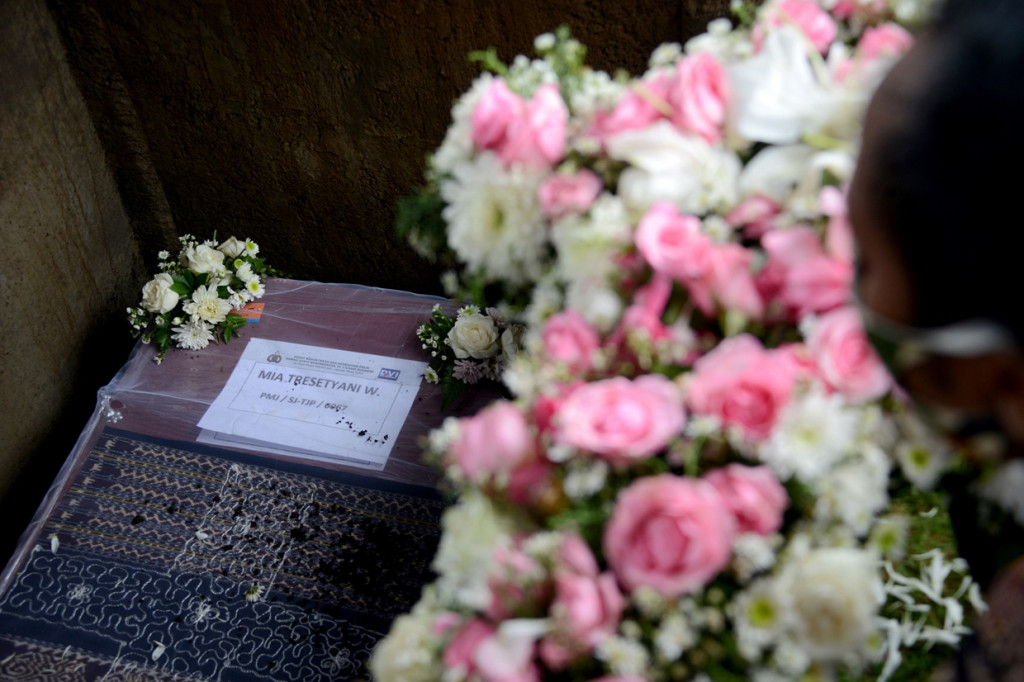 Mia Tresetyani dimakamkan di Taman Makam Umat Kristiani Mumbul, Nusa Dua, Kabupaten Badung, Bali.