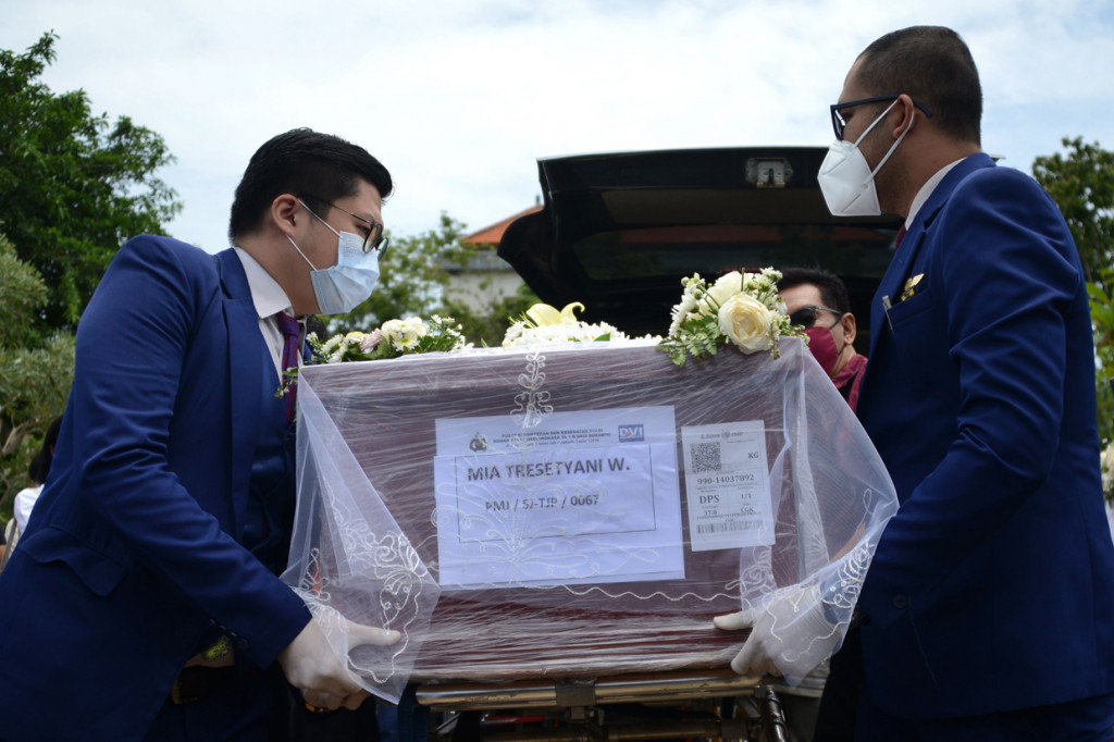 Sebelumnya pada Rabu, 20 Januari 2021, kemarin, jenazah Mia Tresetyani telah tiba di Bandara I Gusti Ngurah Rai, Bali yang langsung dilakukan prosesi serah terima dari pihak maskapai ke keluarga. Jenazah kemudian tiba dan disemayamkan di rumah duka.