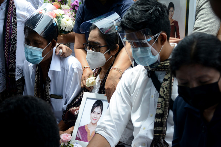 Dalam prosesi itu, suasana duka tampak menyelimuti seluruh keluarga, kerabat, rekan termasuk rekan seprofesi Mia Tresetyani yang hadir dalam pemakaman.