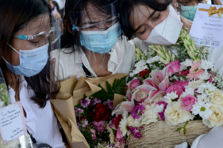 Sejumlah keluarga dan kerabat menangis saat pemakaman pramugari Sriwijaya Air SJ-182 Mia Tresetyani Wadu di Taman Makam Umat Kristiani Mumbul, Nusa Dua, Kabupaten Badung, Bali.
