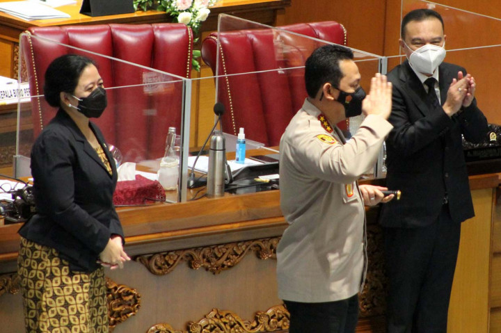 Ketua DPR Puan Maharani (kiri) bersama Wakil Ketua DPR Sufmi Dasco Ahmad menyaksikan Calon Kapolri Komjen Pol Listyo Sigit Prabowo (tengah) memberi hiormat kepadaa anggota DPR usai sidang paripurna di kompleks Parlemen, Jakarta.