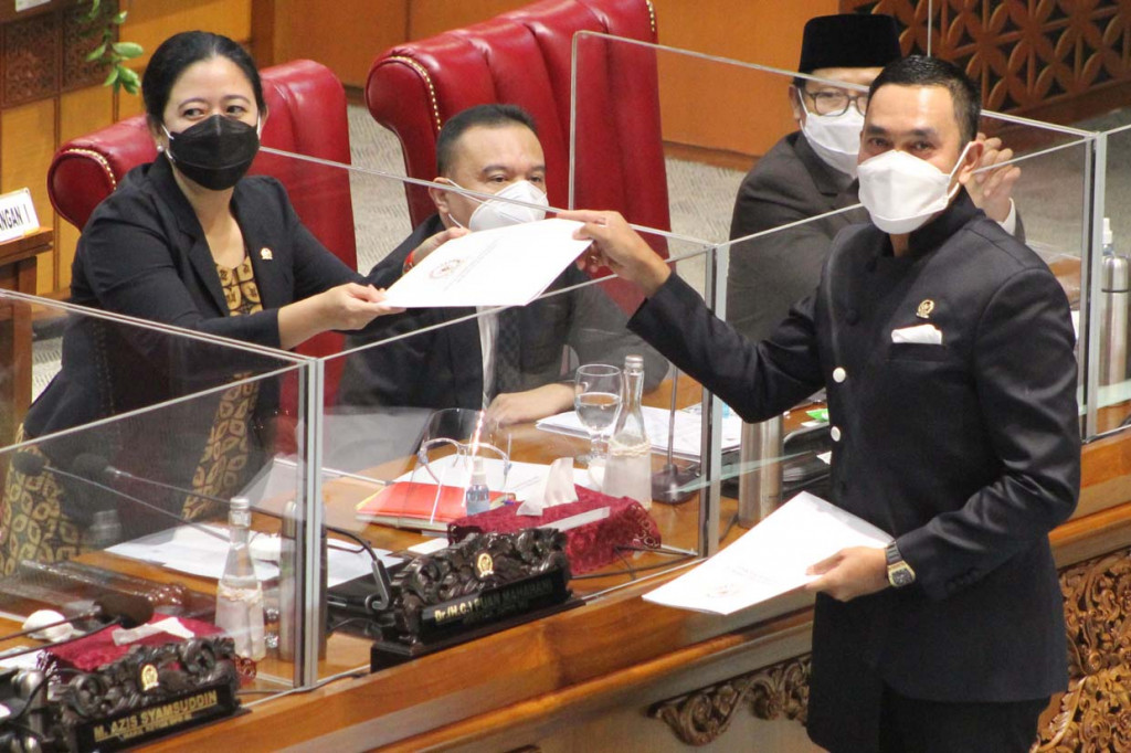 Ketua DPR Puan Maharani (kiri) disaksikan Wakil Ketua DPR dari kiri, Sufmi Dasco Ahmad, Muhaimin Iskandar saat menerima berkas hasil tes uji kelayakan dan kepatutan (fit and proper test dari Wakil Ketua Komisi III Ahmad Sahroni (kanan) pada sidang paripurna di kompleks Parlemen, Jakarta.
