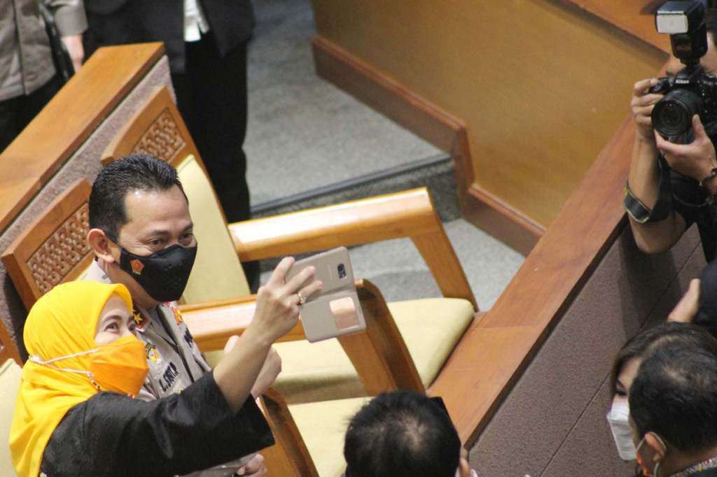 Calon Kapolri Komjen Pol Listyo Sigit Prabowo (kanan) berfoto dengan anggiota Dewan usai sidang paripurna di kompleks Parlemen, Jakarta.
