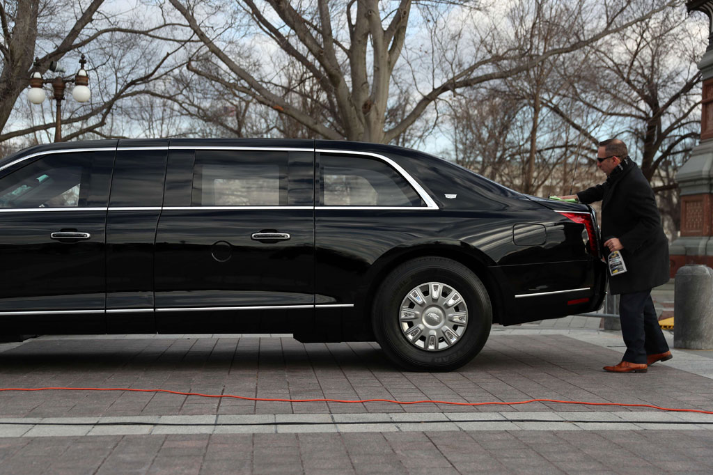 Mobil dinas yang dinaiki Biden merupakan mobil super aman. Mobil berjuluk The Beast tersebut dilengkapi lapisan antipeluru. Pintu mobil dilapisi baja dengan ketebalan sekitar 20 cm. Sementara jendela berlapis polikarbonat dan kaca setebal 12 cm.