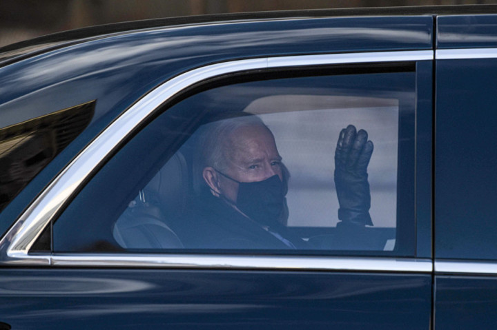 Joe Biden pada Kamis, 21 Januari 2021 dini hari WIB dilantik menjadi Presiden ke-46 Amerika Serikat (AS), menggantikan Donald Trump. Biden, 78, menjadi Presiden tertua dalam sejarah AS.