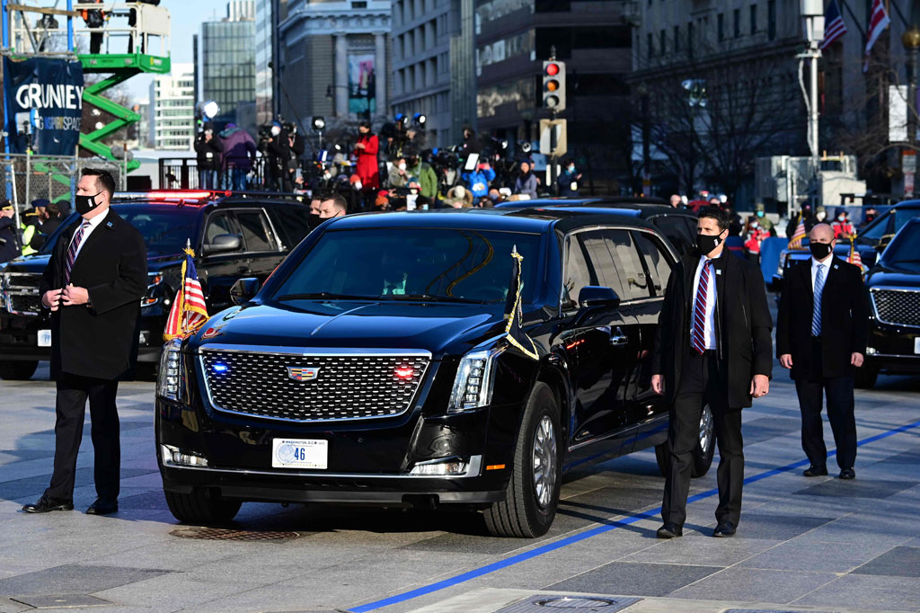 Sementara mobil tersebut juga dilengkapi dengan ban yang tahan tusukan dan pelek baja tahan karat, sehingga dapat melaju kencang meski mengalami kerusakan saat diserang.