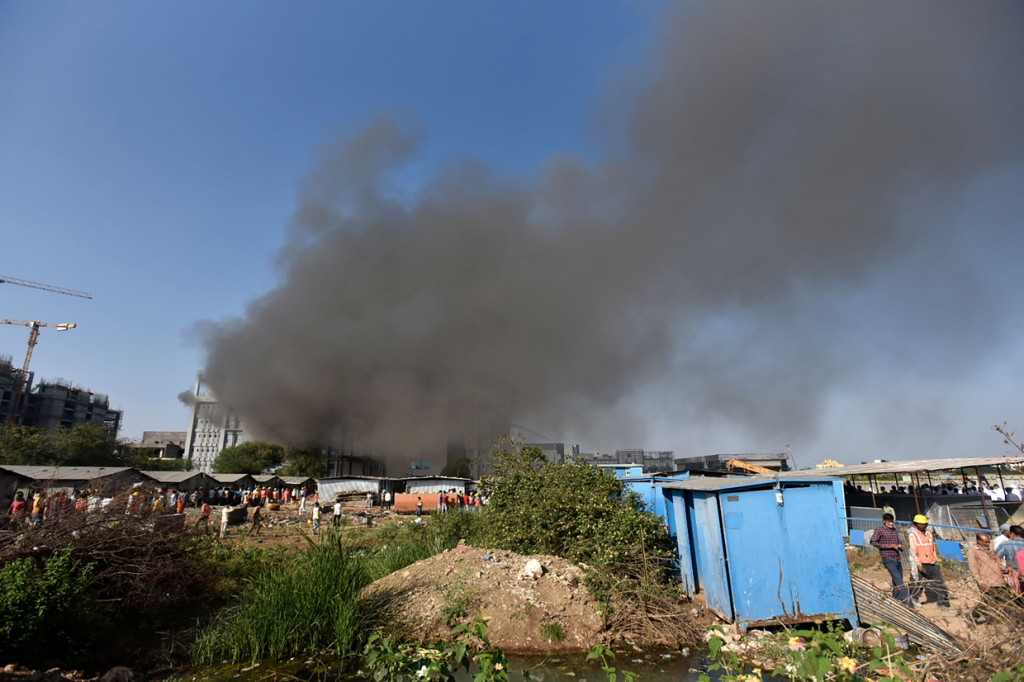 Seorang pejabat di stasiun pemadam kebakaran setempat mengatakan kepada AFP, bahwa enam atau tujuh truk pemadam kebakaran telah mencapai lokasi tersebut.